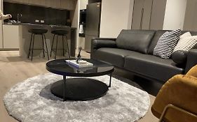 Superior 3 Bedroom Apartment In Melbourne Cbd